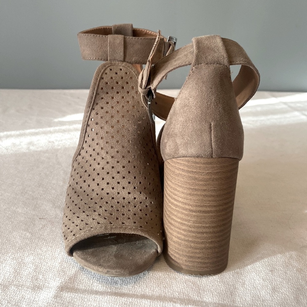Target-Universal Thread Heels, Size 7.5, Olive Green